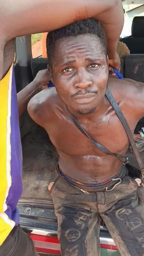 Photo: Moment vigilante group arrests alleged criminal kingpin “F2” at his hideout in Nsukka