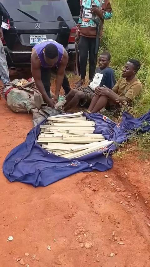 Photo: Moment vigilante group arrests alleged criminal kingpin “F2” at his hideout in Nsukka